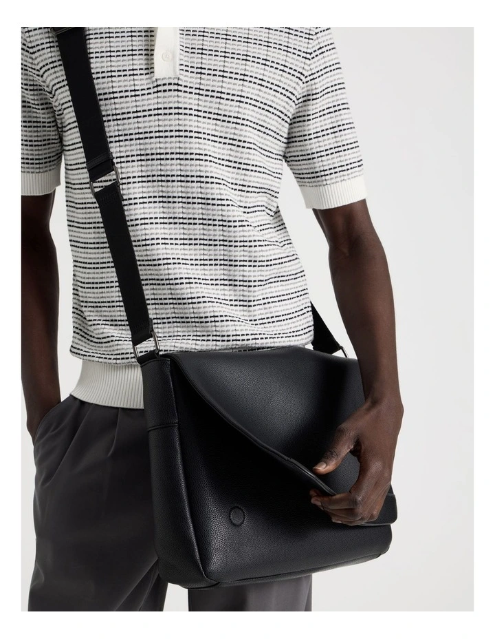 MESSENGER BAG BLACK image 2
