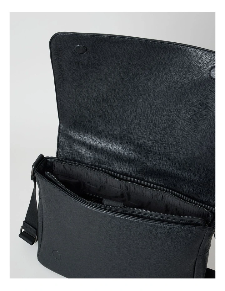 MESSENGER BAG BLACK image 4