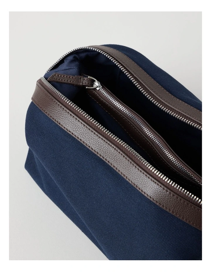 WASH BAG NAVY image 3
