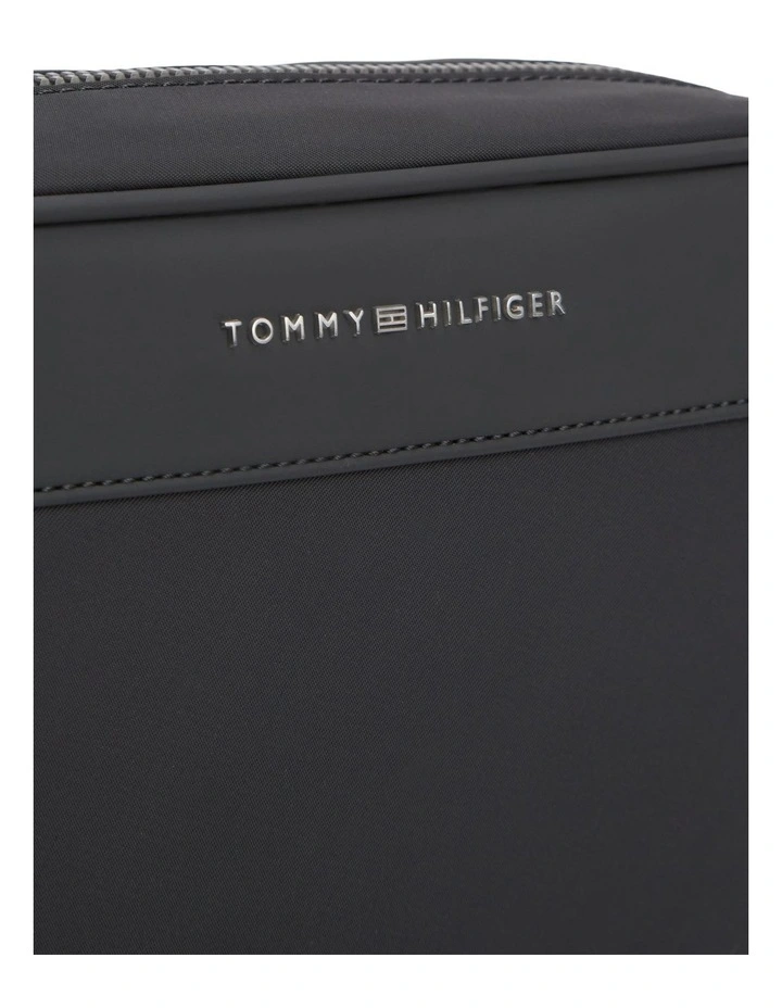 Repreve Toiletry Washbag in Black image 2