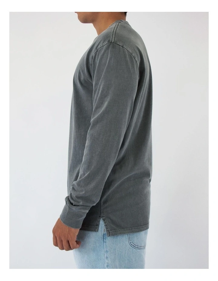 She'll Be Right Long Sleeve Tee in Charcoal image 2