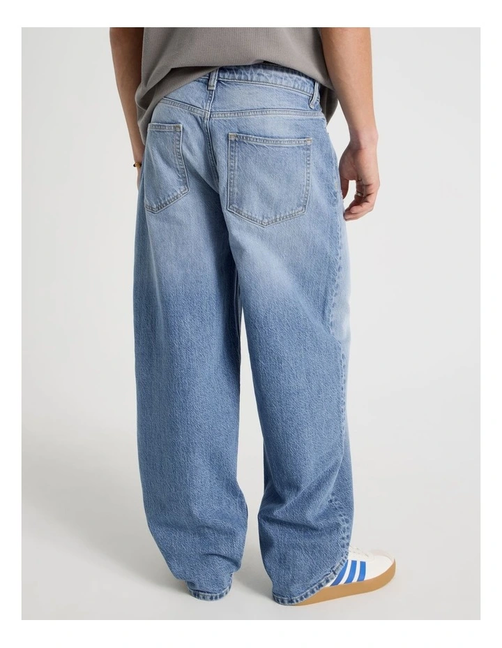 Barrel Leg Jeans in Light Blue image 5
