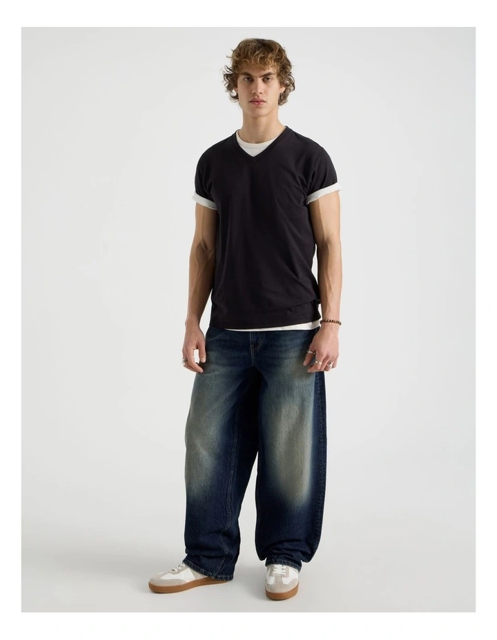 V-Neck T-Shirt in Black image 2