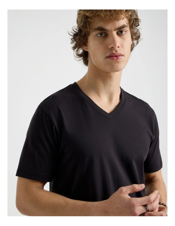 V-Neck T-Shirt in Black image 4