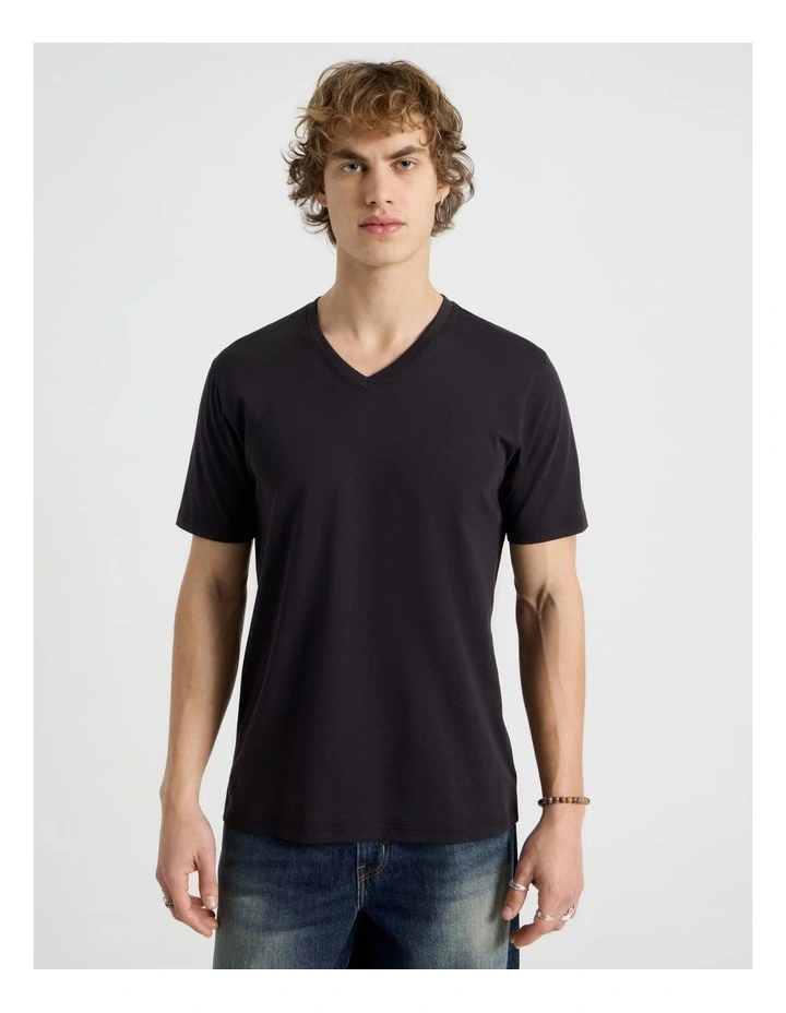 V-Neck T-Shirt in Black image 5