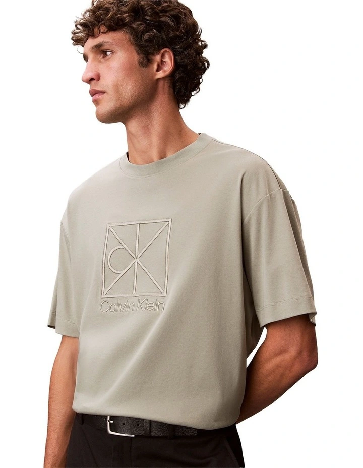 Relaxed Premium Interlock Emblem T-shirt in Green image 4