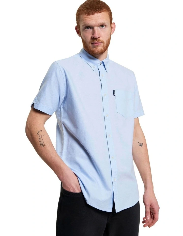 Signature Oxford Short Sleeve Shirt in Sky image 1