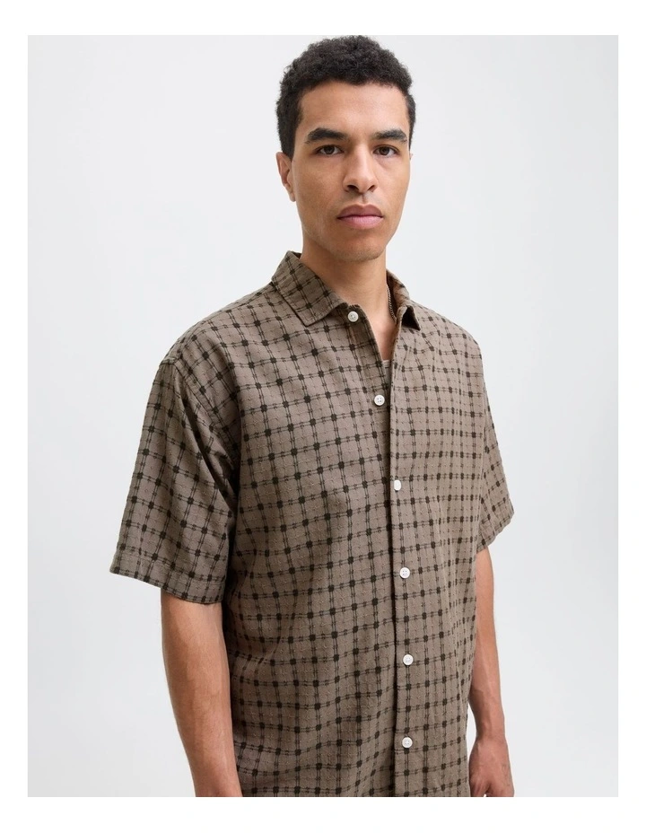 JPRBLACLIFF Dobby Short Sleeve Shirt in Beach image 2