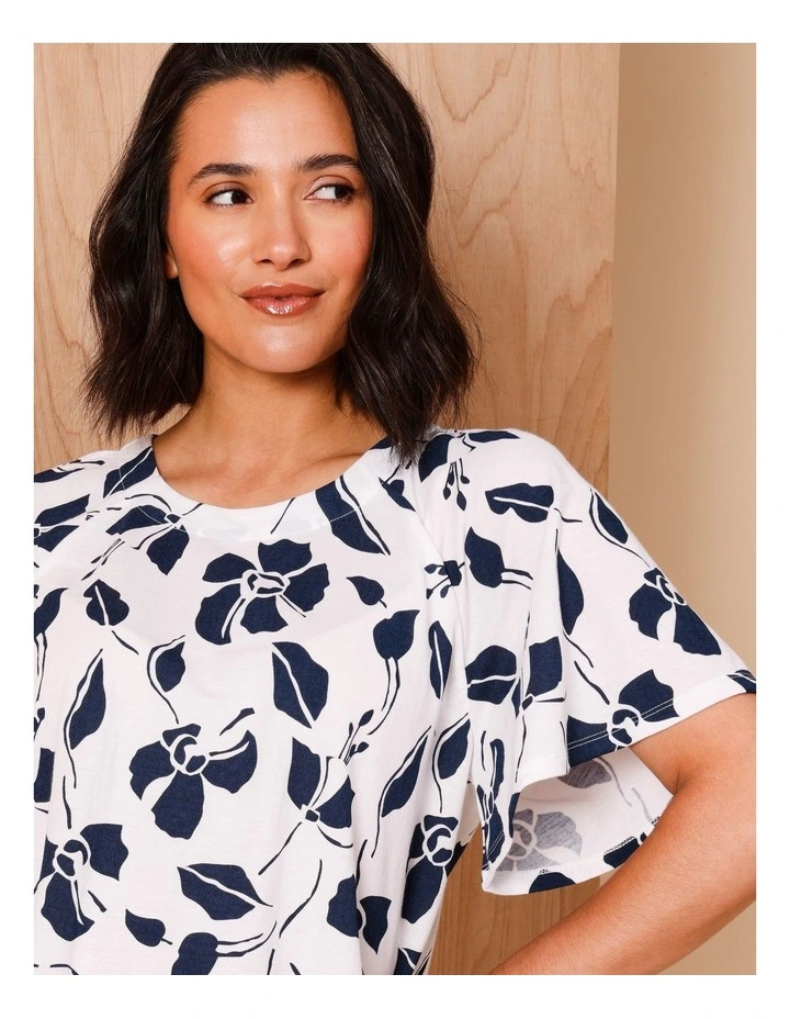 Sustainable Viscose Blend Short Flutter Sleeve Tee With Curved Hem In White/navy Graphic Print image 5