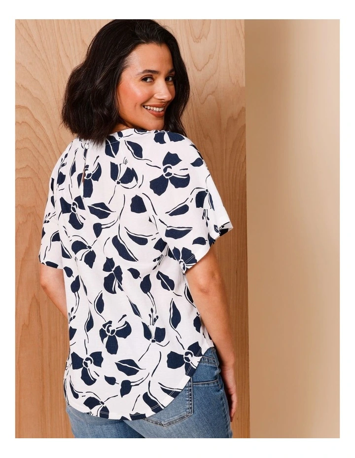 Sustainable Viscose Blend Short Flutter Sleeve Tee With Curved Hem In White/navy Graphic Print image 6