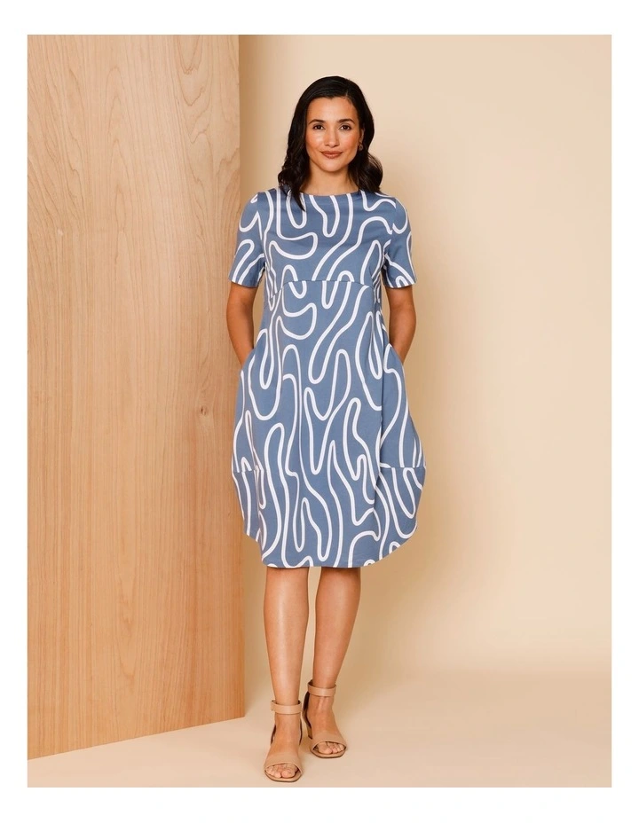 Short Sleeve Knit Dress With Darted Hem And Pockets In Denim/White Abstract Line image 3