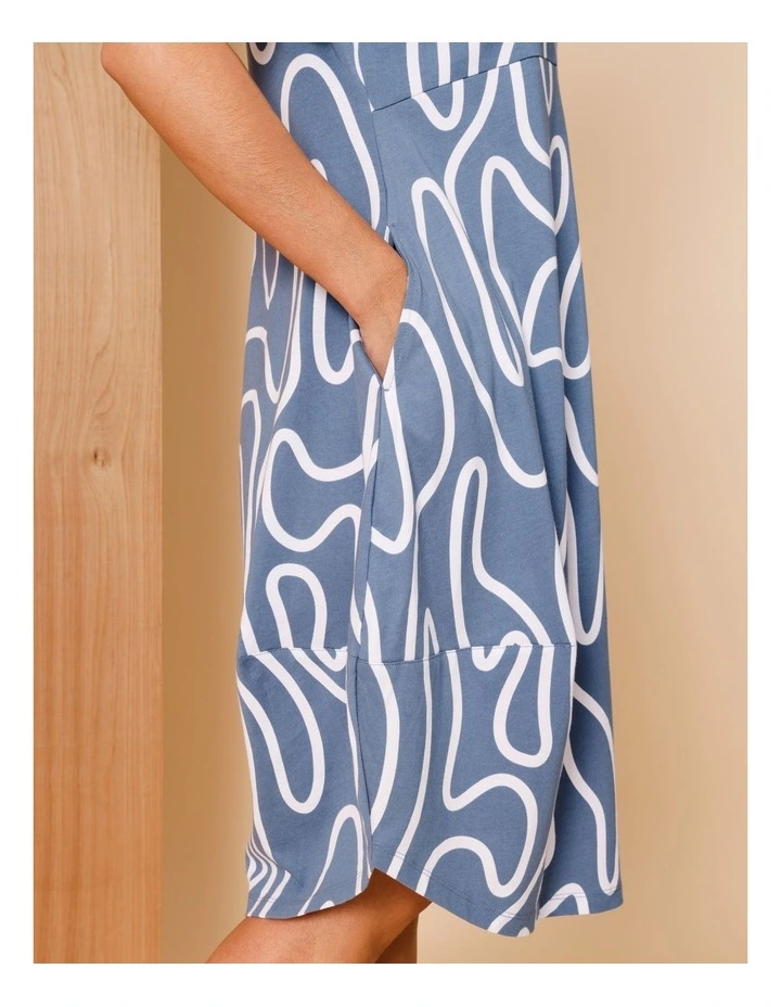 Short Sleeve Knit Dress With Darted Hem And Pockets In Denim/White Abstract Line image 4