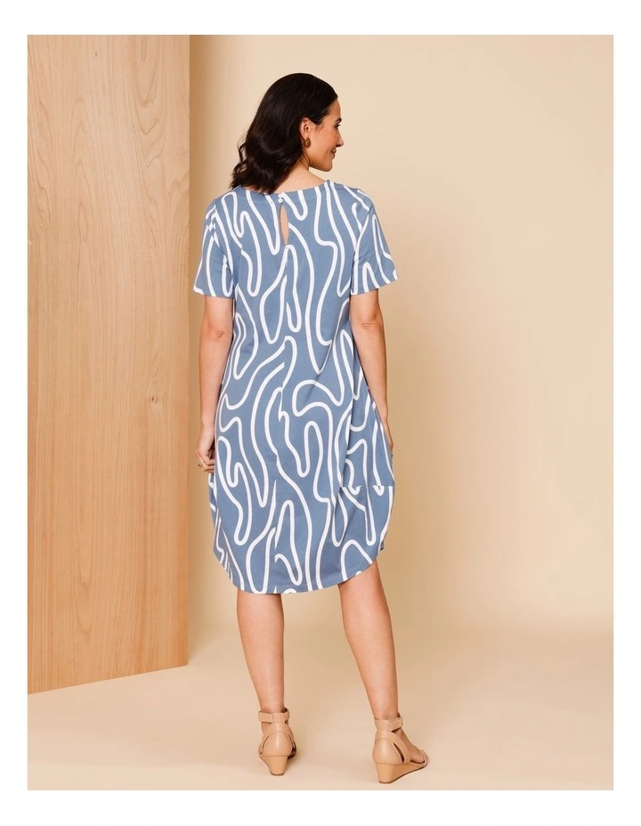 Short Sleeve Knit Dress With Darted Hem And Pockets In Denim/White Abstract Line image 5