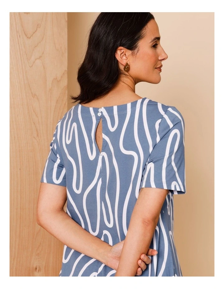 Short Sleeve Knit Dress With Darted Hem And Pockets In Denim/White Abstract Line image 6