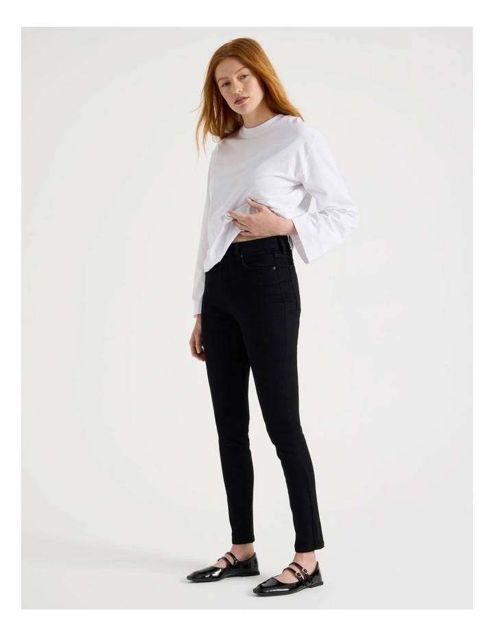 Skinny Shape Jean in Black image 4