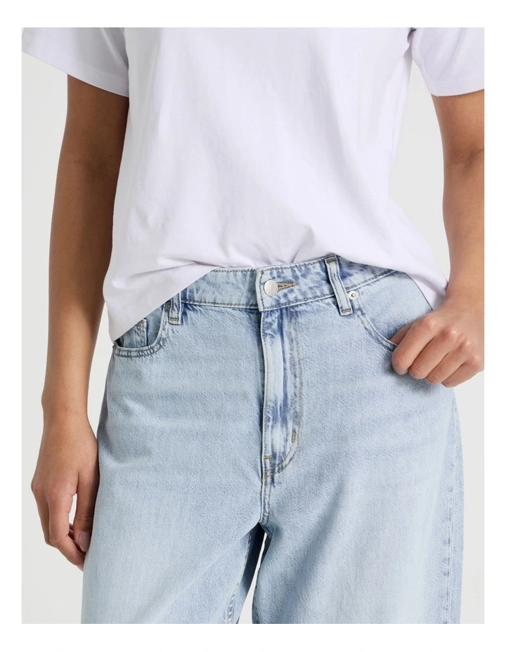 Barrel Mid Rise Jean in Light Wash image 3