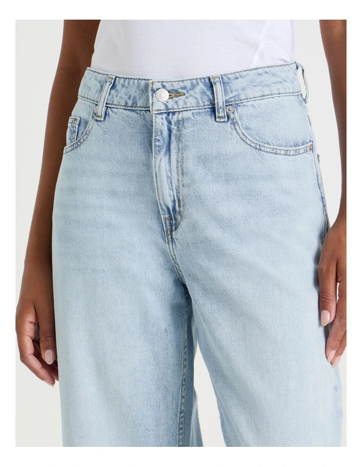 Barrel Mid Rise Jean in Light Wash image 3