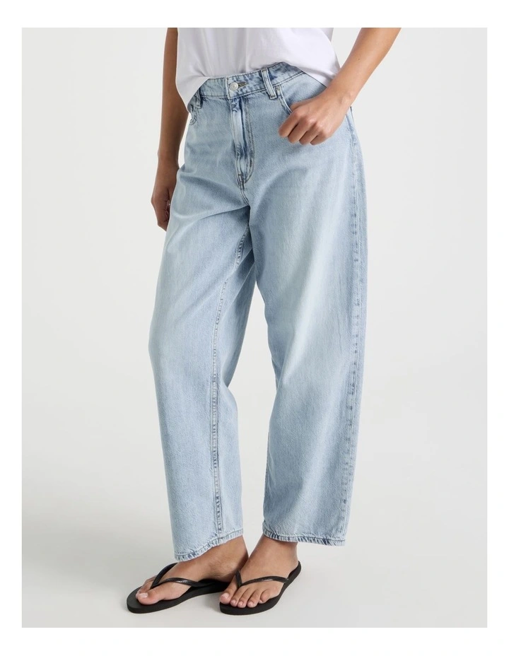 Barrel Mid Rise Jean in Light Wash image 5