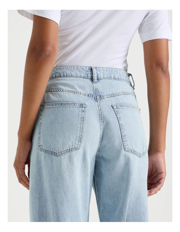 Barrel Mid Rise Jean in Light Wash image 5