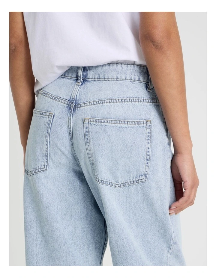 Barrel Mid Rise Jean in Light Wash image 7