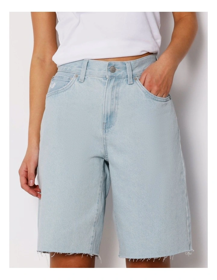 Denim Jort Raw Hem in Ice Blue Damage image 3