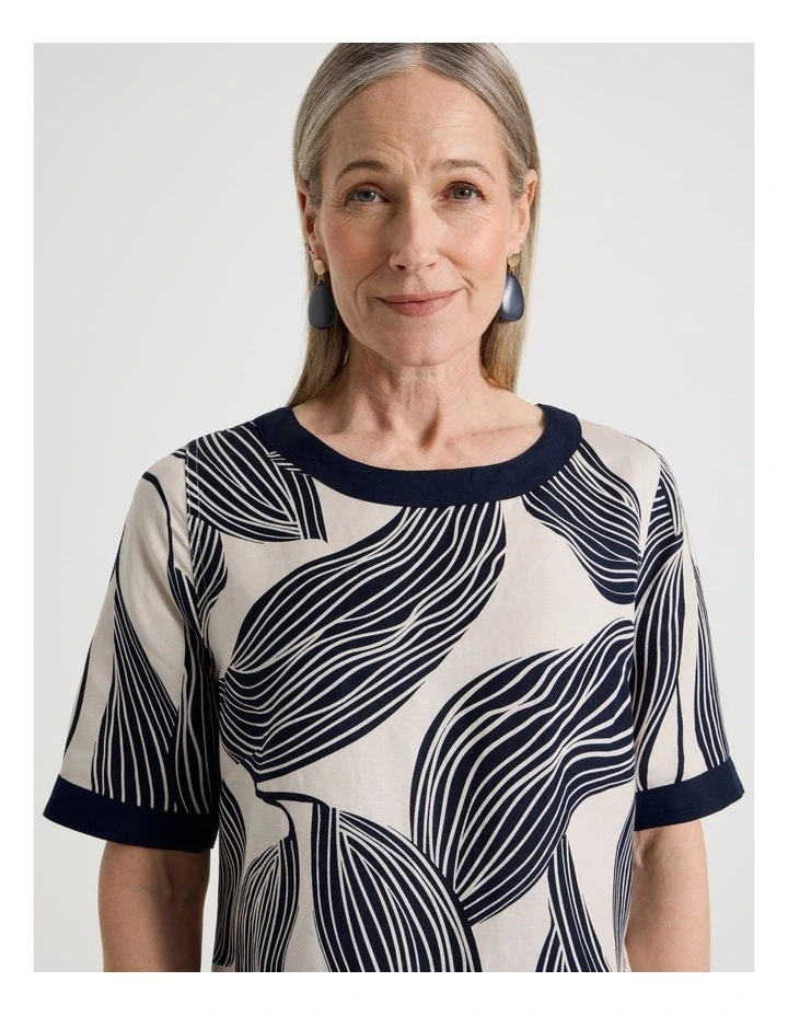 Short Sleeve Top With Solid Contrasts in Neutral/Navy Print image 3
