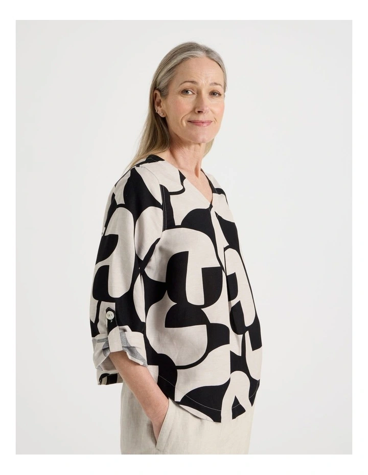 3/4 Sleeve Crossdye Printed Pleat Top in Oatmeal and Black Geometric Print image 1