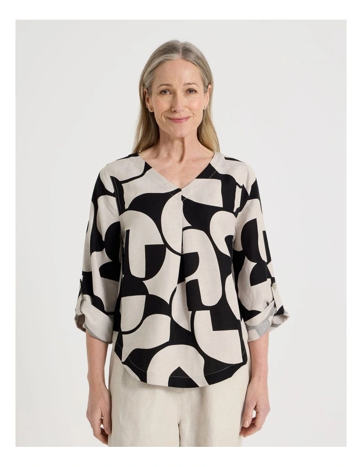 3/4 Sleeve Crossdye Printed Pleat Top in Oatmeal and Black Geometric Print image 3