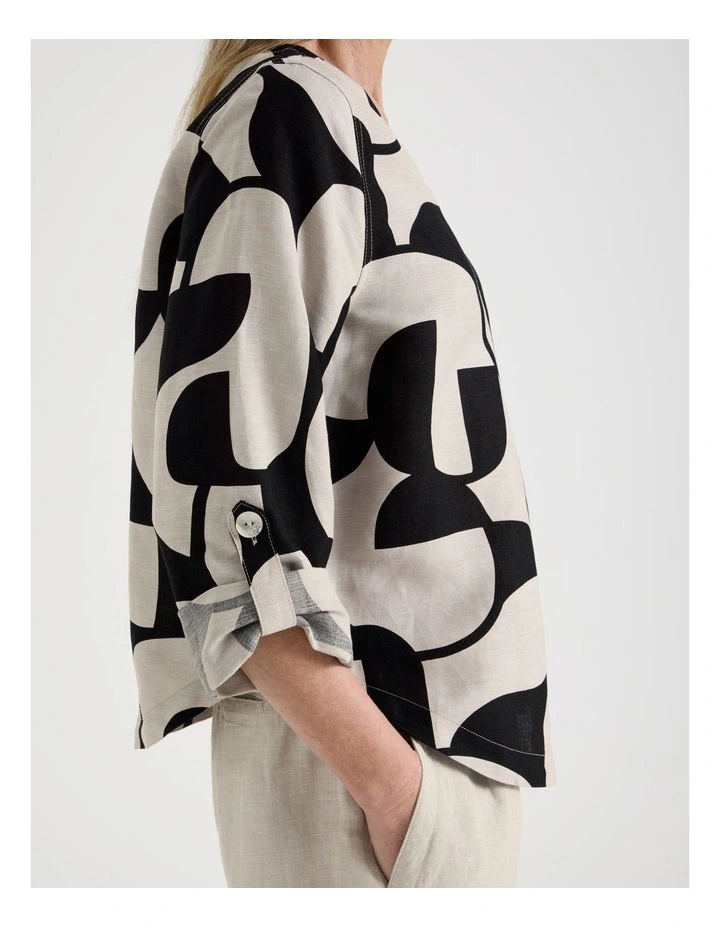 3/4 Sleeve Crossdye Printed Pleat Top in Oatmeal and Black Geometric Print image 4
