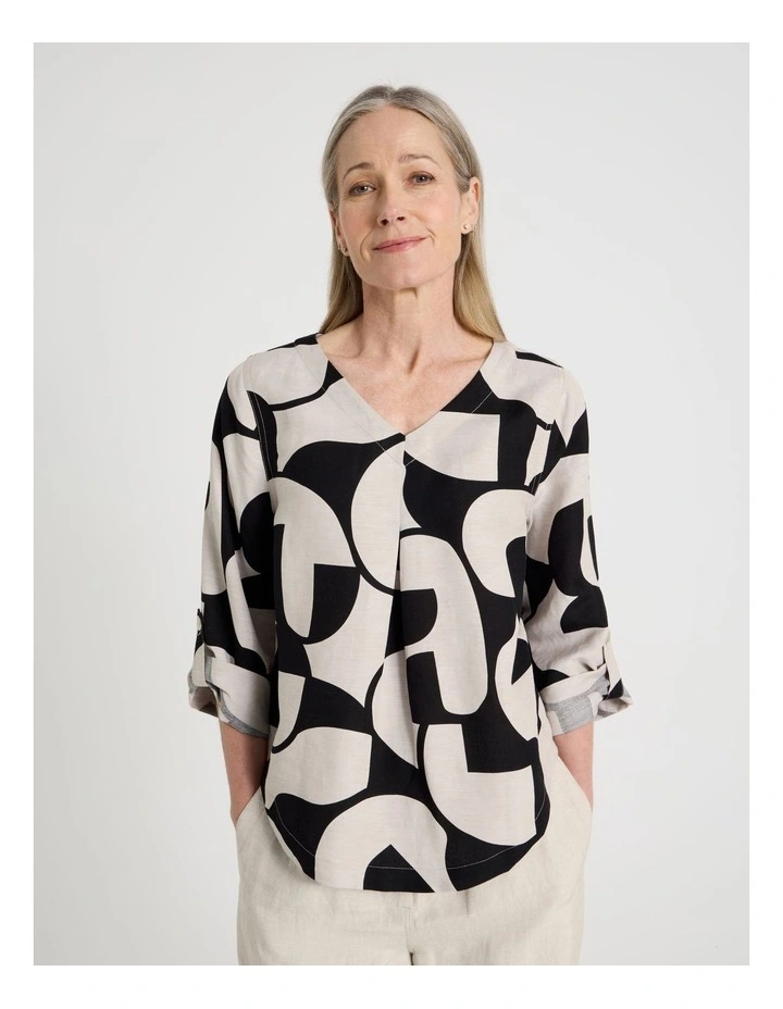 3/4 Sleeve Crossdye Printed Pleat Top in Oatmeal and Black Geometric Print image 5