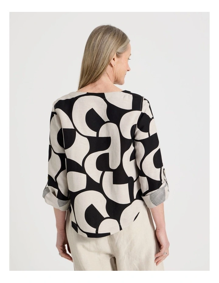 3/4 Sleeve Crossdye Printed Pleat Top in Oatmeal and Black Geometric Print image 6