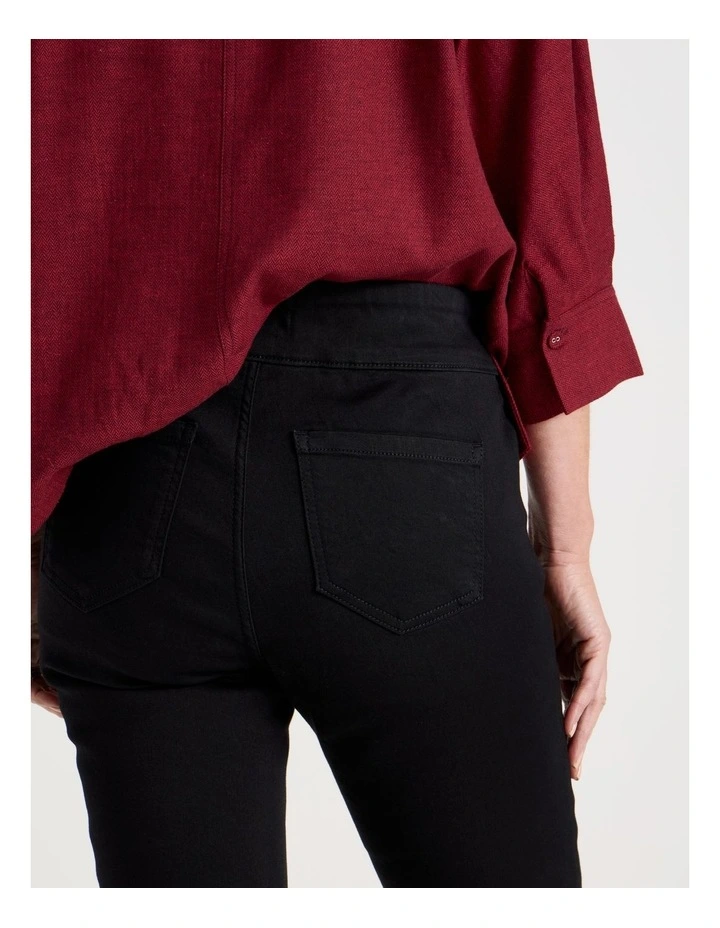 Wardrobe Staple Jegging in Black image 4