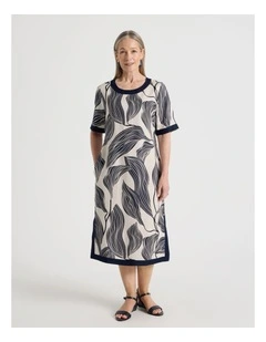 Petites Short Sleeve Solid Trim Dress With Side Splits in Neutral/Navy Print