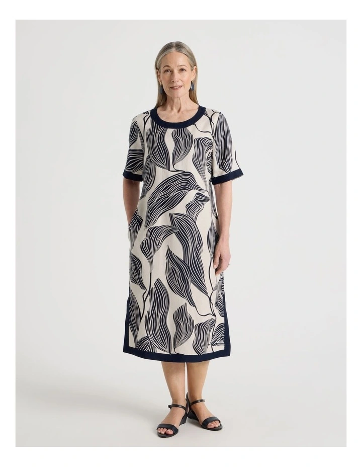 Petites Short Sleeve Solid Trim Dress With Side Splits in Neutral/Navy Print image 1