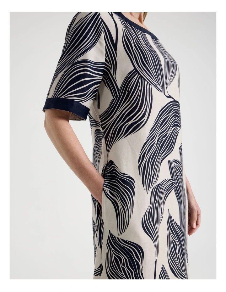 Petites Short Sleeve Solid Trim Dress With Side Splits in Neutral/Navy Print image 5