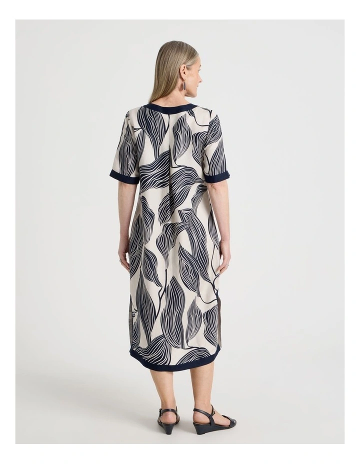Petites Short Sleeve Solid Trim Dress With Side Splits in Neutral/Navy Print image 6