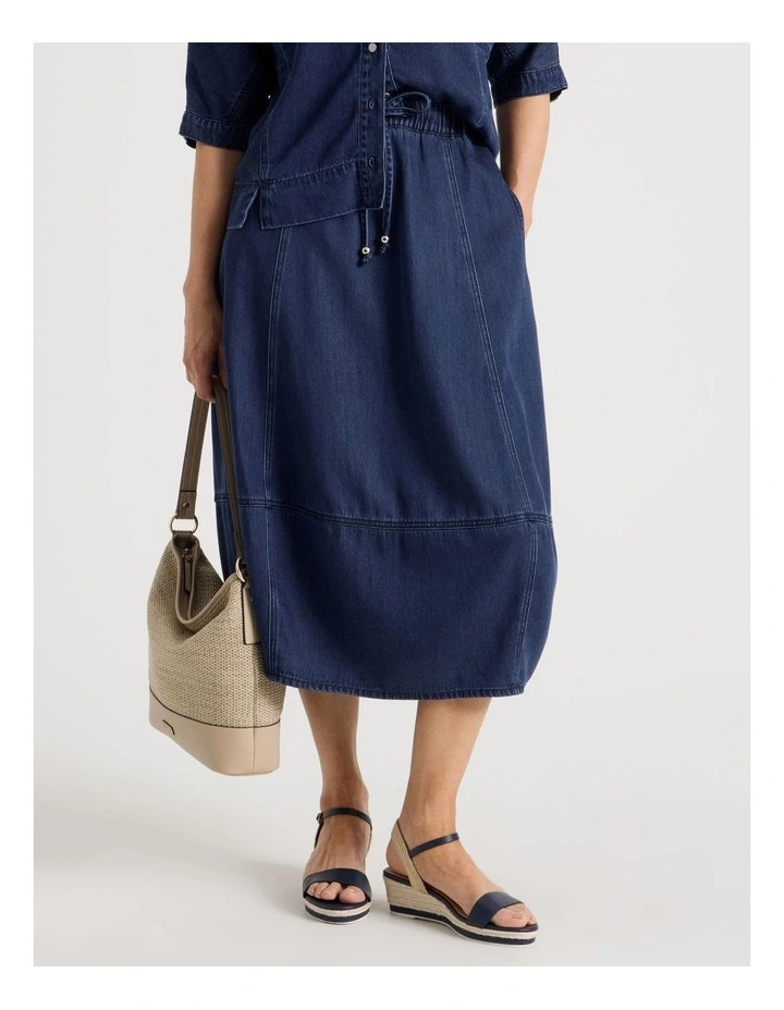 Elastic Back Tulip Hem Light Weight Denim Skirt in Dark Wash image 2