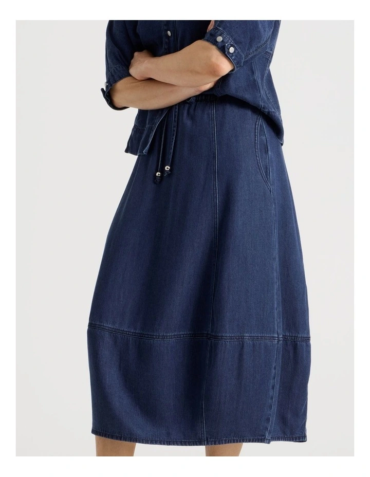 Elastic Back Tulip Hem Light Weight Denim Skirt in Dark Wash image 3