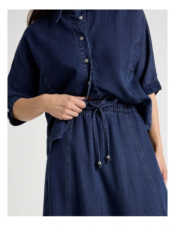 Elastic Back Tulip Hem Light Weight Denim Skirt in Dark Wash image 5
