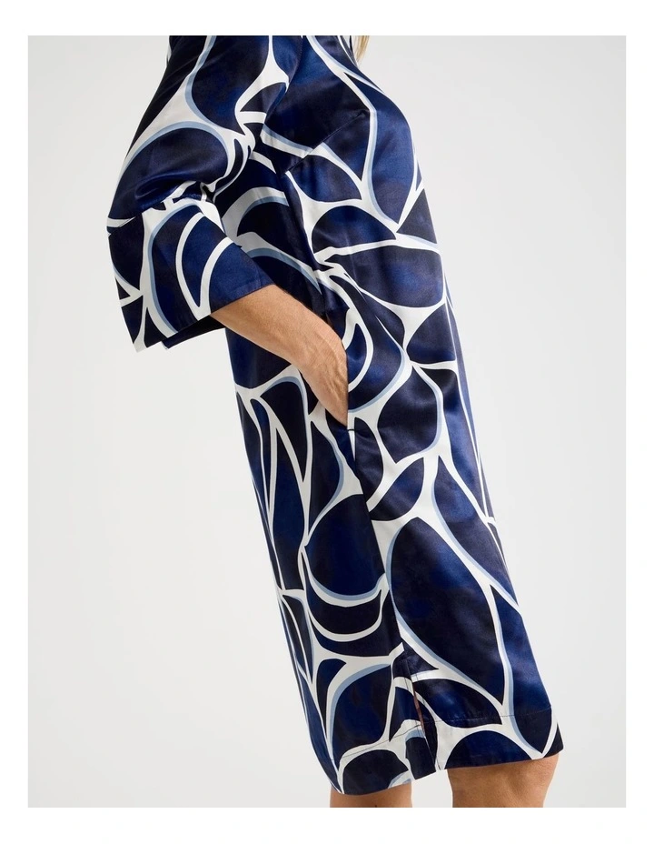 3/4 Sleeve Dress With Stand Collar And Notch Neck in Blues Shell Print image 3