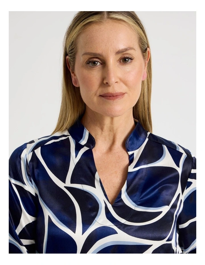 3/4 Sleeve Dress With Stand Collar And Notch Neck in Blues Shell Print image 4