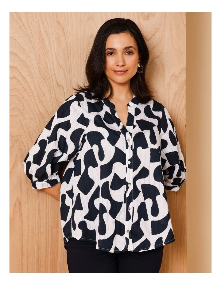 3/4 Sleeve Shirt With Split Back In Ivory/Navy Print image 4