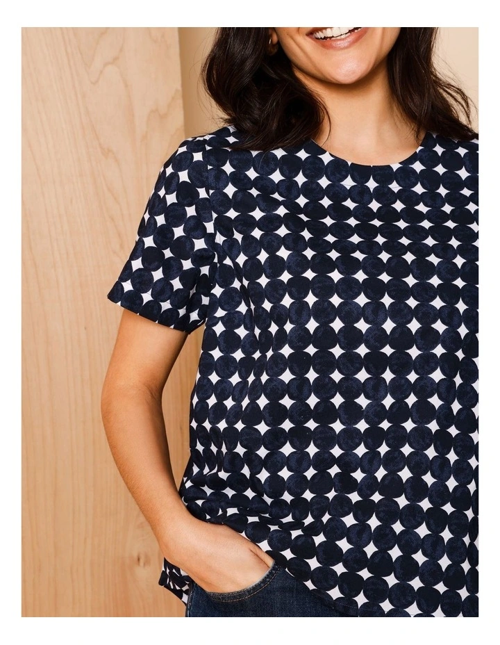 Short Sleeve Swing Hem Top With Round Pebble Print In Navy/White image 3