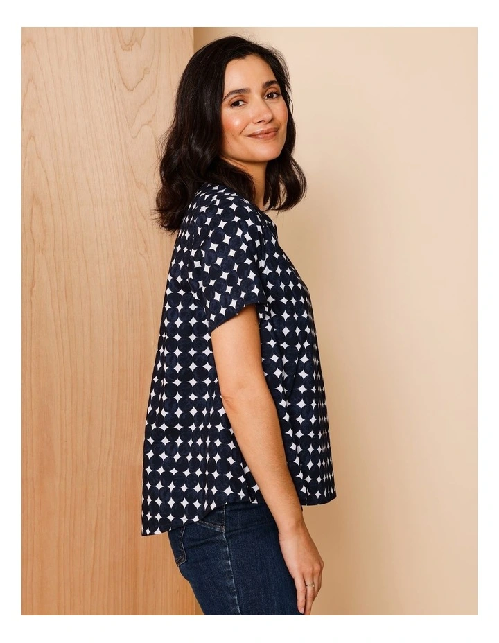 Short Sleeve Swing Hem Top With Round Pebble Print In Navy/White image 4