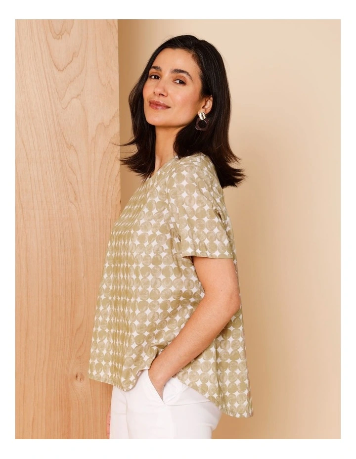 Short Sleeve Swing Hem Top With Round Pebble Print In Stone/White image 1