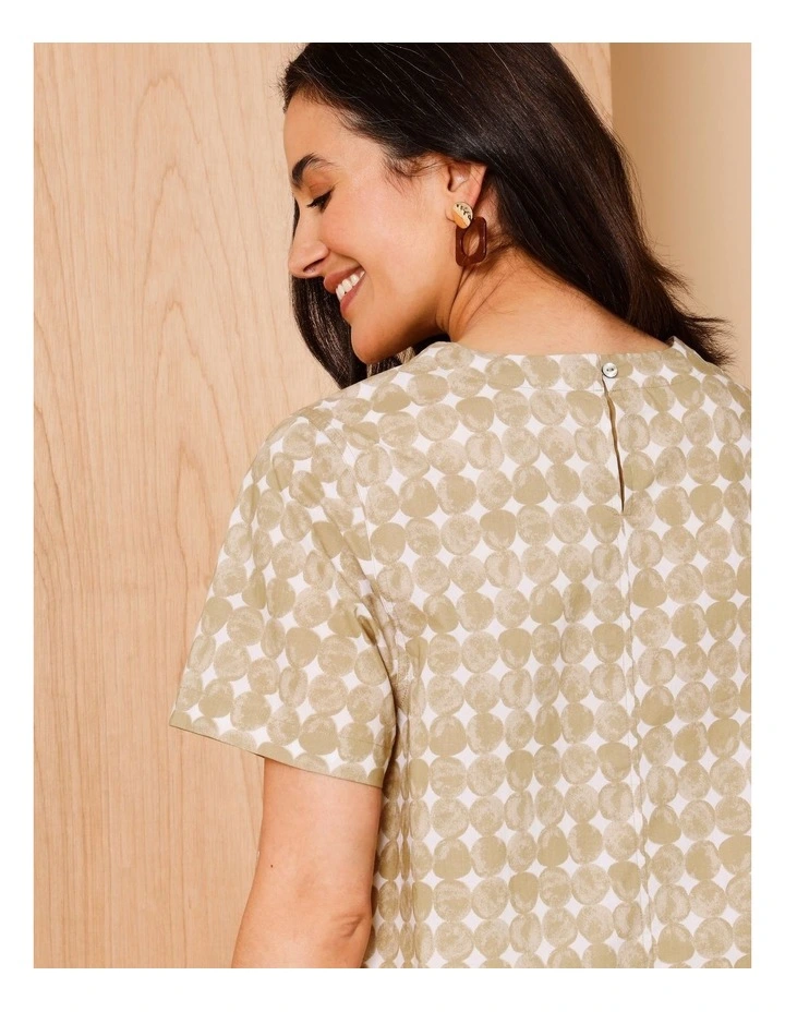 Short Sleeve Swing Hem Top With Round Pebble Print In Stone/White image 2