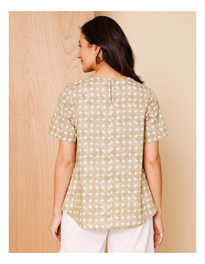 Short Sleeve Swing Hem Top With Round Pebble Print In Stone/White image 4