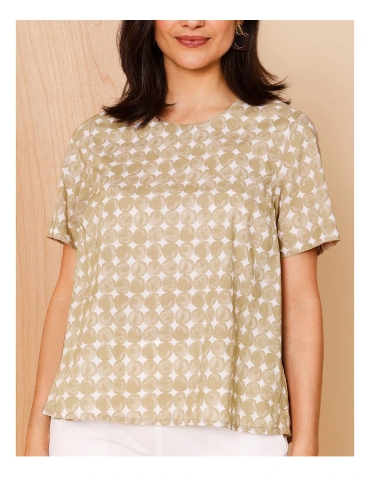Short Sleeve Swing Hem Top With Round Pebble Print In Stone/White image 5