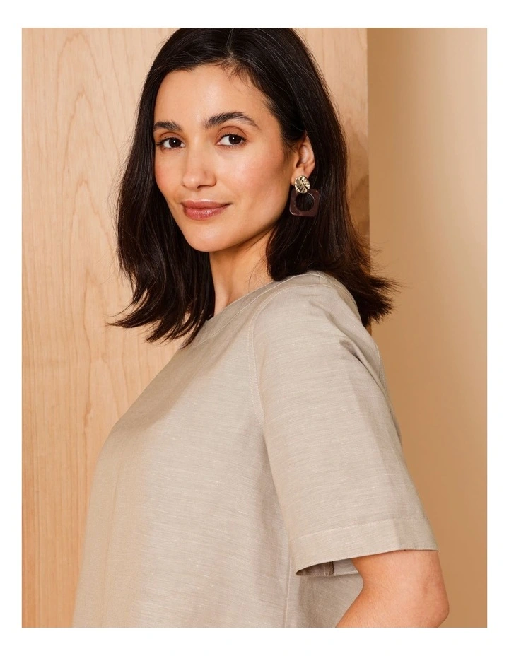 Short Sleeve Curved Hem Top In Oatmeal Crossdye With Contrast Top Stitch image 2