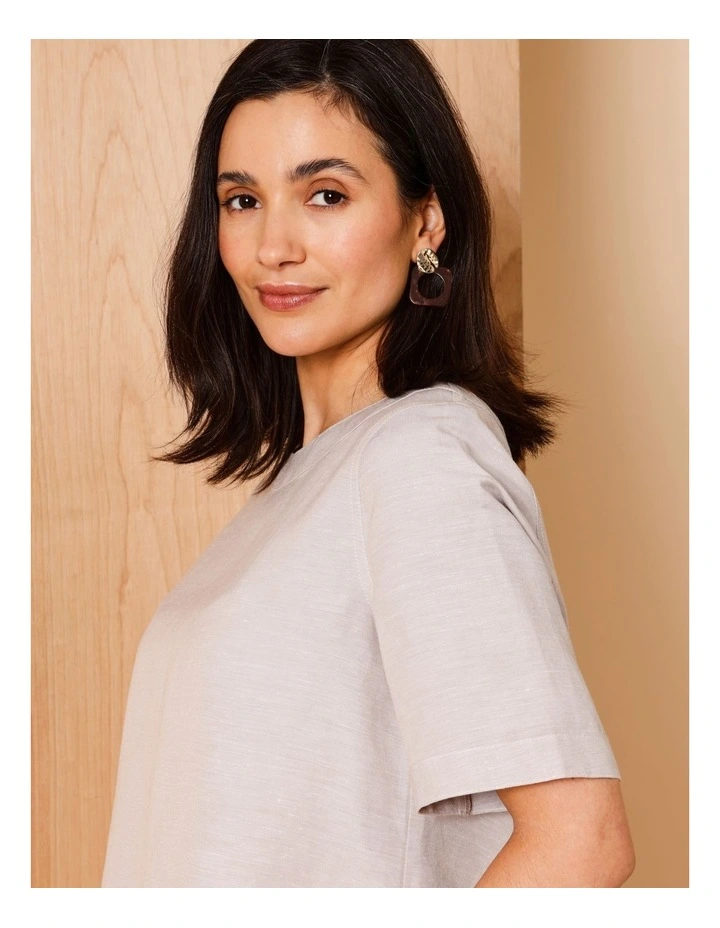 Short Sleeve Curved Hem Top In Oatmeal Crossdye With Contrast Top Stitch image 2